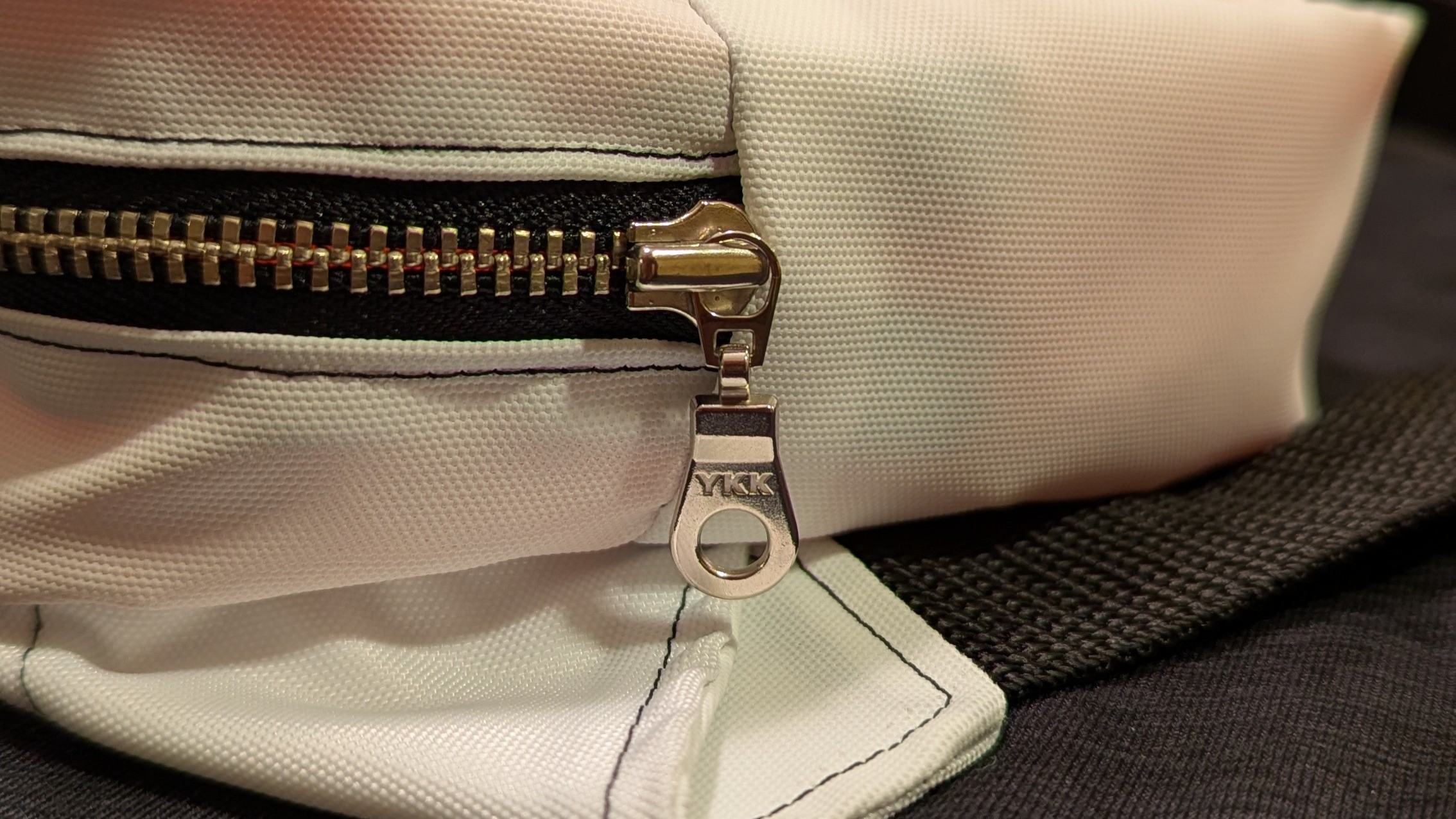 Fanny pack zipper detail